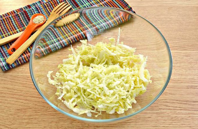Салат з пекінської капусти з сиром та кукурудзою.