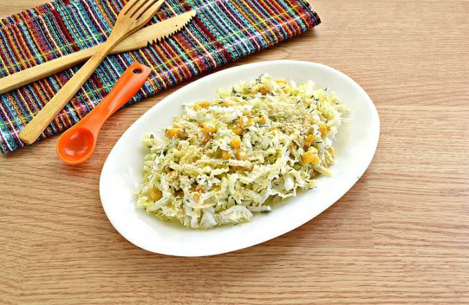 Салат з пекінської капусти з сиром та кукурудзою.