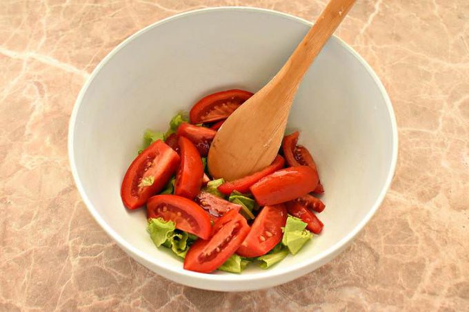 Салат з шинкою, помідорами та сиром