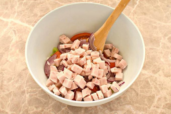 Салат з шинкою, помідорами та сиром