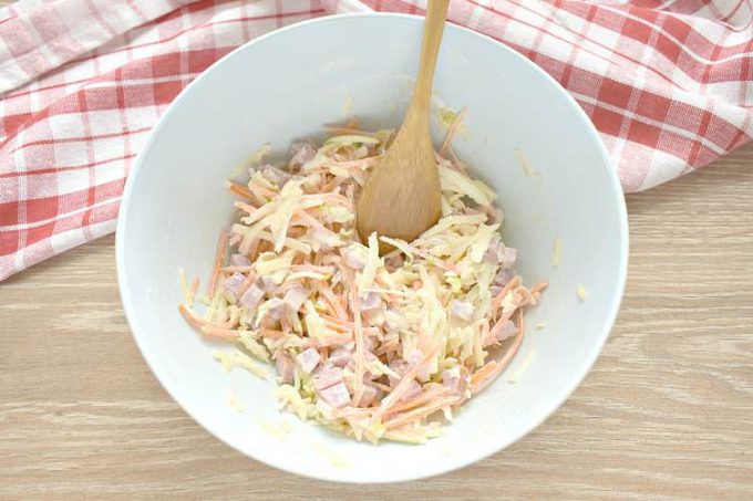 Салат з шинкою та яблуками