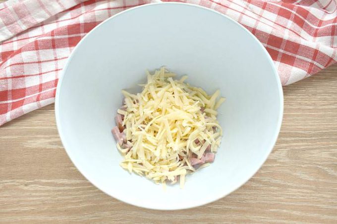 Салат з шинкою та яблуками