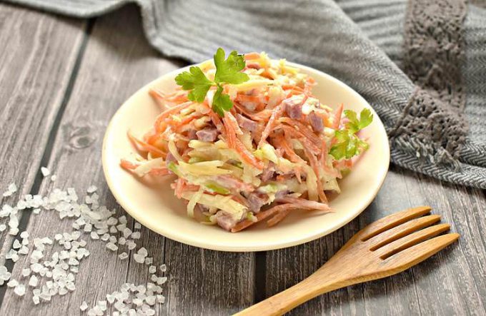 Салат з шинкою та яблуками