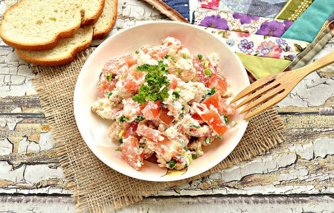 Салат з сиром, помідорами та зеленню