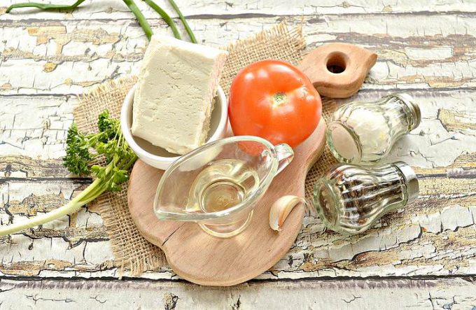 Салат з сиром, помідорами та зеленню