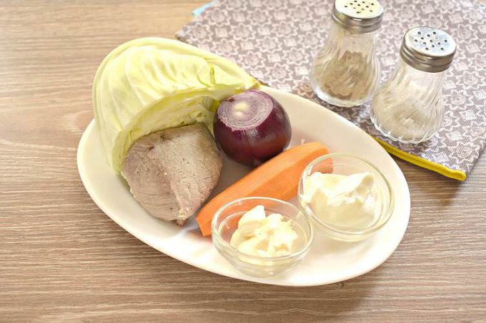 Салат зі свининою та капустою