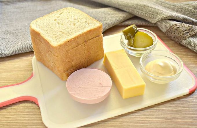 Сендвіч з огірками та ковбасою на електрогрилі