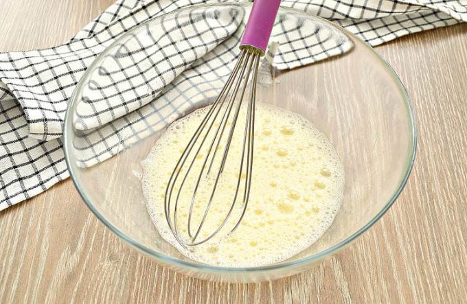 Шарлотка на маргарині з яблуками