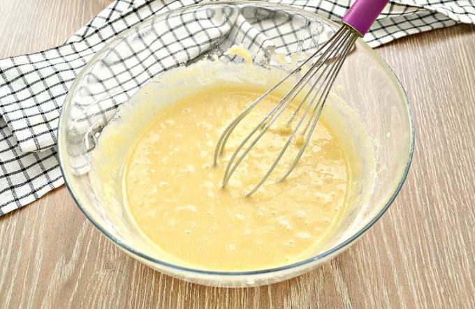 Шарлотка на маргарині з яблуками
