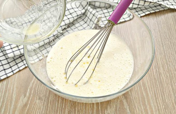 Шарлотка на маргарині з яблуками