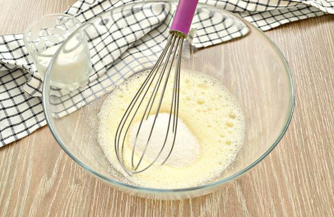 Шарлотка на маргарині з яблуками