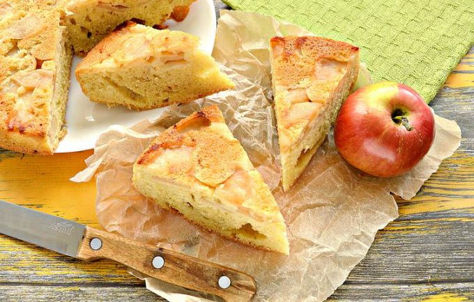 Шарлотка на маргарині з яблуками