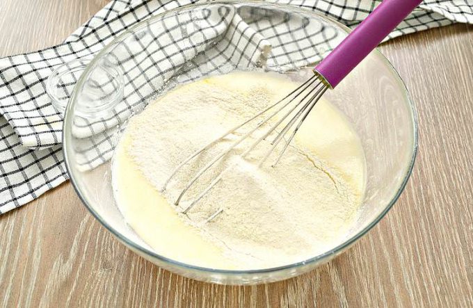 Шарлотка на маргарині з яблуками