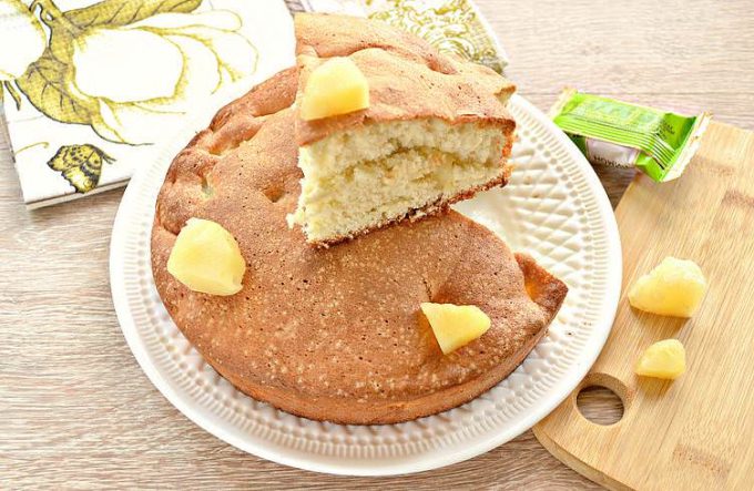 Шарлотка з ананасом