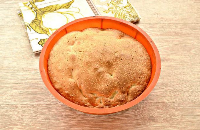 Шарлотка з ананасом