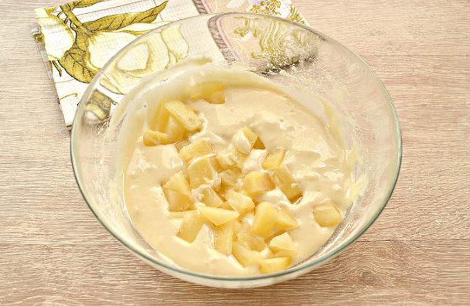 Шарлотка з ананасом