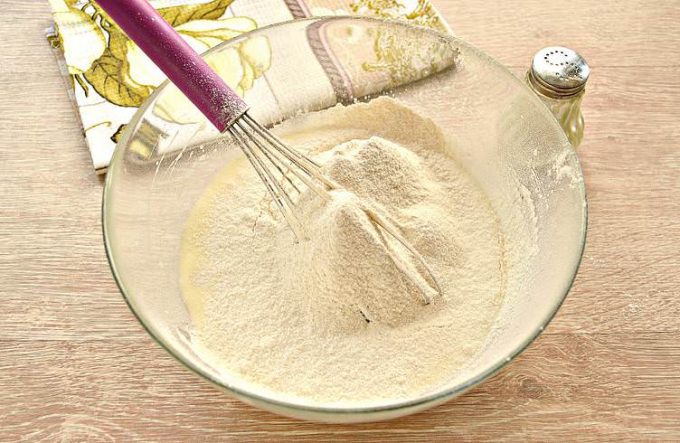 Шарлотка з ананасом