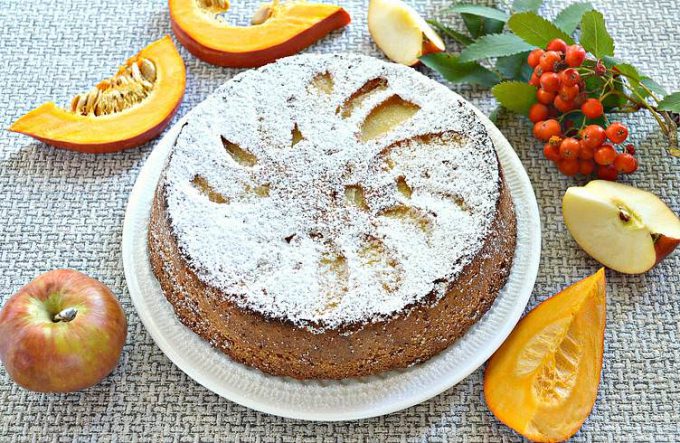 Шарлотка з гарбузом та яблуками