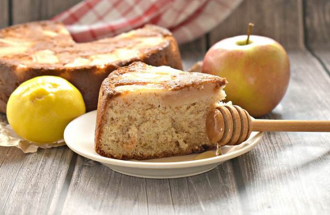 Шарлотка з медом та яблуками