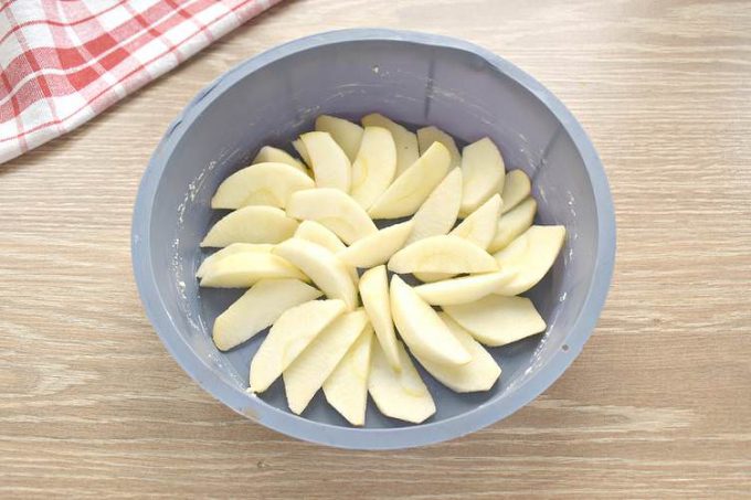 Шарлотка з медом та яблуками