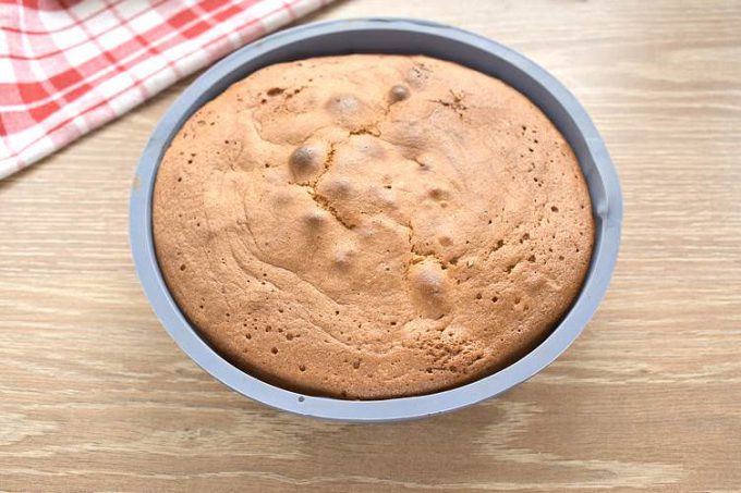 Шарлотка з медом та яблуками
