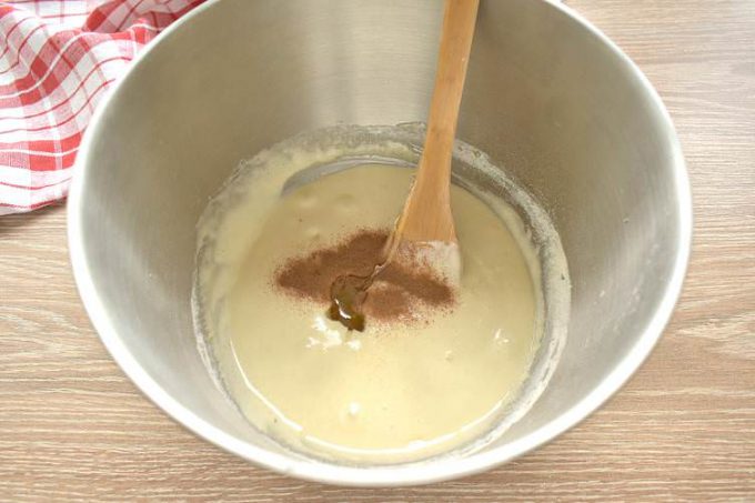 Шарлотка з медом та яблуками