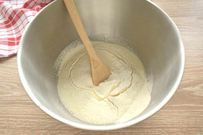 Шарлотка з медом та яблуками