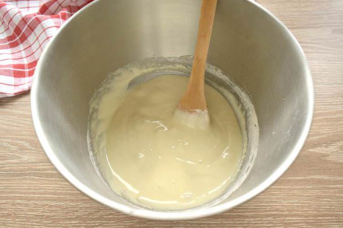 Шарлотка з медом та яблуками