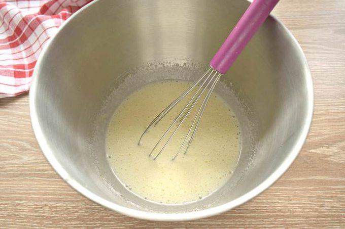 Шарлотка з медом та яблуками