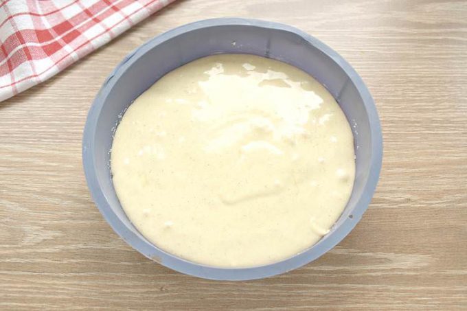 Шарлотка з медом та яблуками