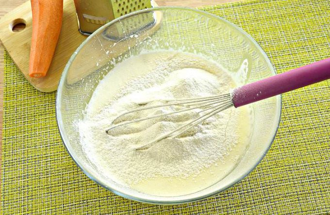 Шарлотка з морквою в мультиварці
