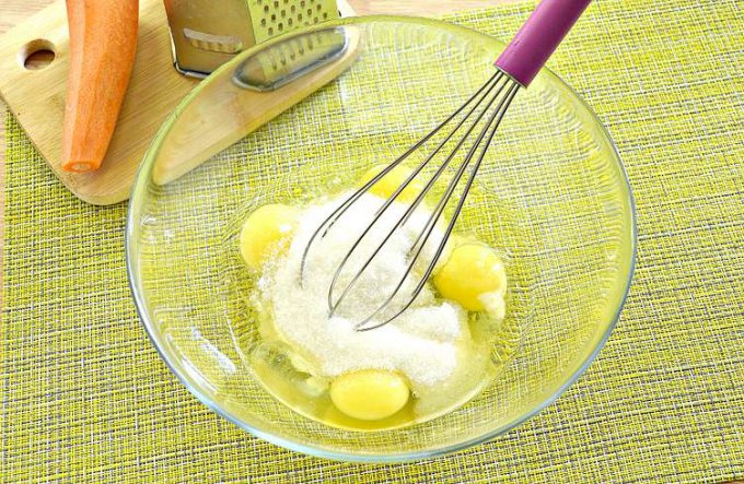 Шарлотка з морквою в мультиварці