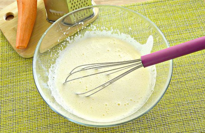 Шарлотка з морквою в мультиварці