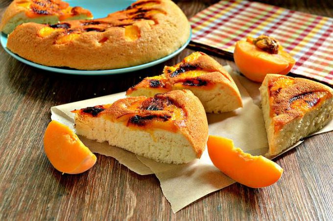 Шарлотка з персиками в мультиварці