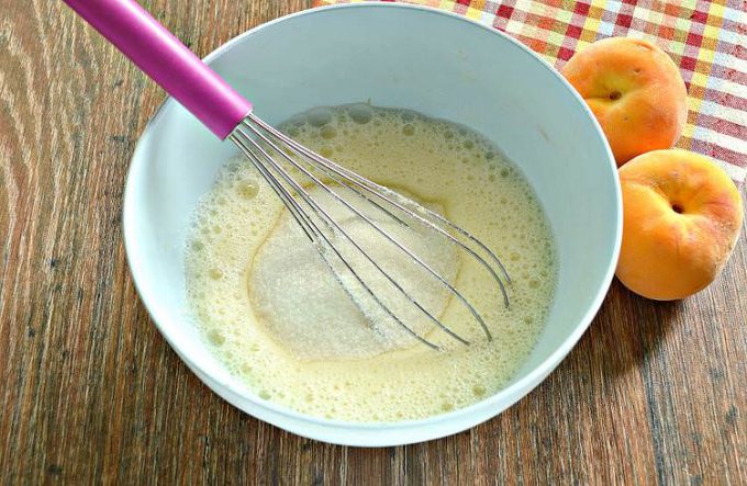 Шарлотка з персиками в мультиварці