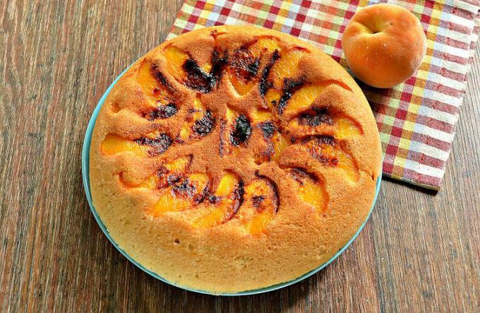 Шарлотка з персиками в мультиварці
