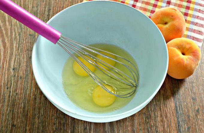 Шарлотка з персиками в мультиварці