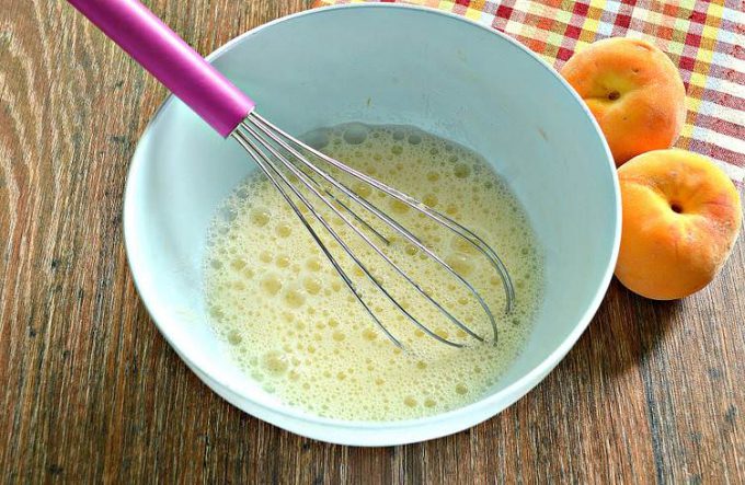 Шарлотка з персиками в мультиварці