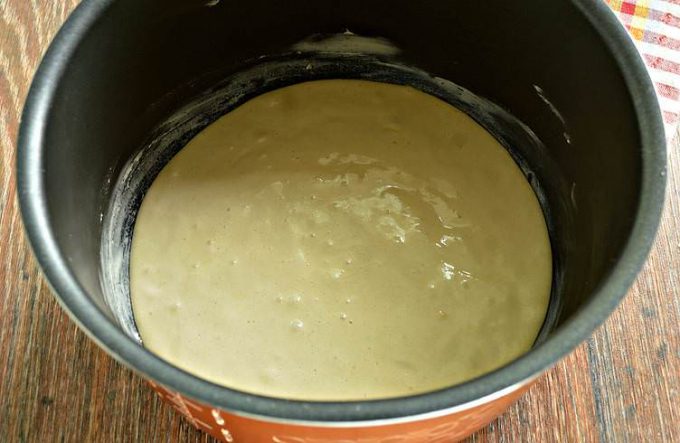 Шарлотка з персиками в мультиварці