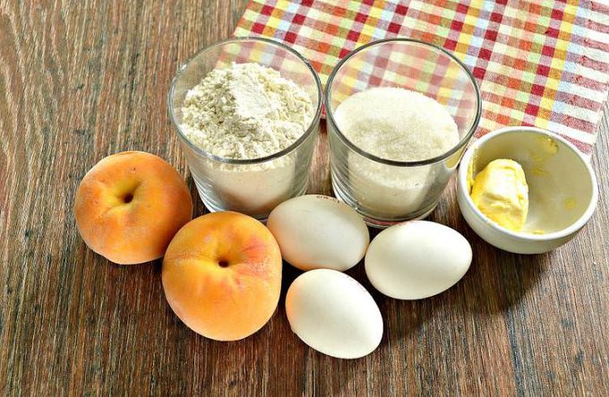 Шарлотка з персиками в мультиварці