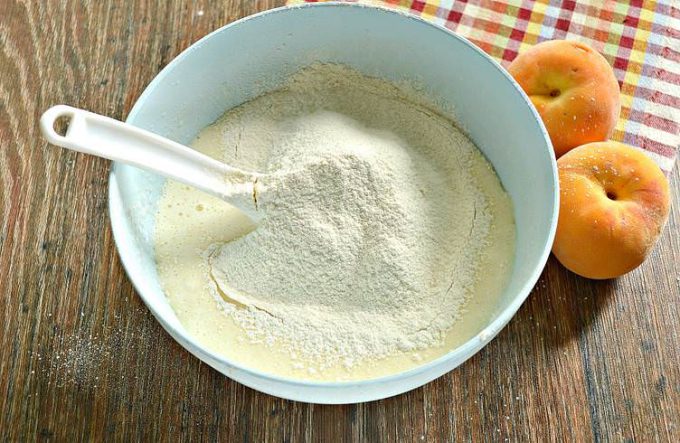 Шарлотка з персиками в мультиварці