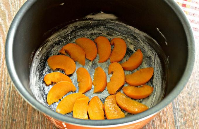 Шарлотка з персиками в мультиварці