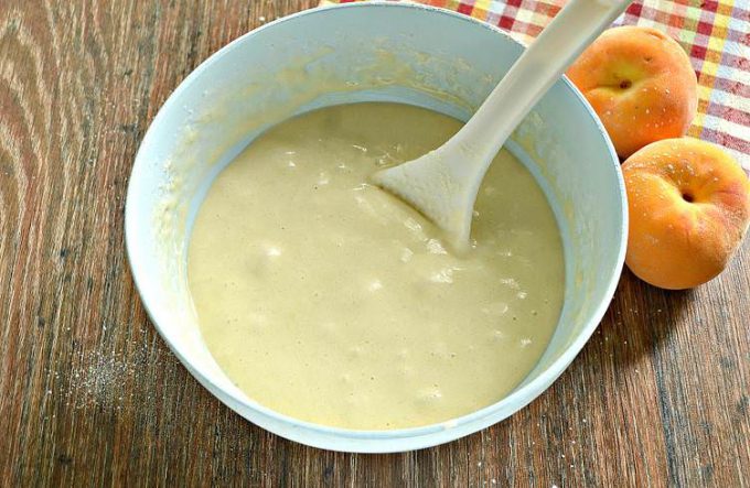 Шарлотка з персиками в мультиварці