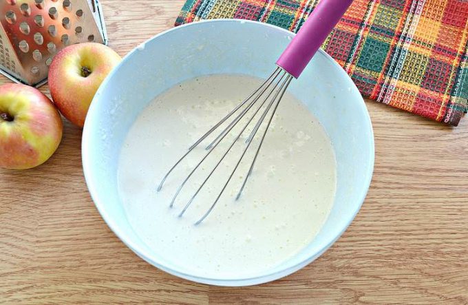Шарлотка з тертими яблуками