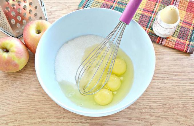 Шарлотка з тертими яблуками