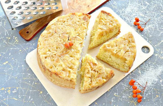 Шарлотка з тертими яблуками