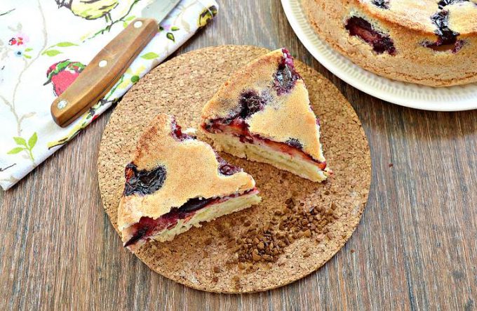 Шарлотка зі сливами у духовці