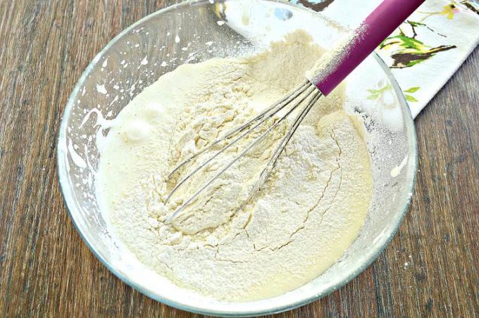 Шарлотка зі сливами у духовці
