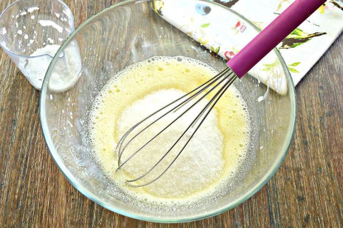 Шарлотка зі сливами у духовці