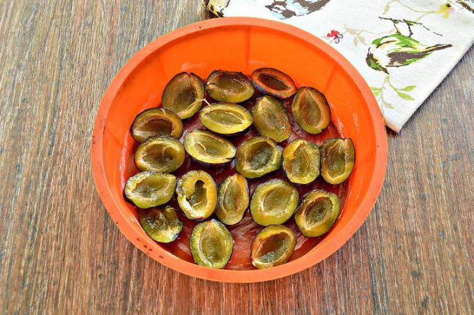 Шарлотка зі сливами у духовці